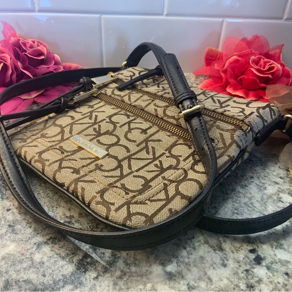 👜Cute small crossbody purse by Calvin Klein.👜 - Picture 8 of 10